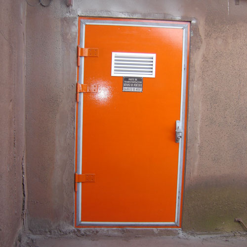 Installation de cette porte securisee en metal effectuee par la Serrurerie CYS a Hoymille